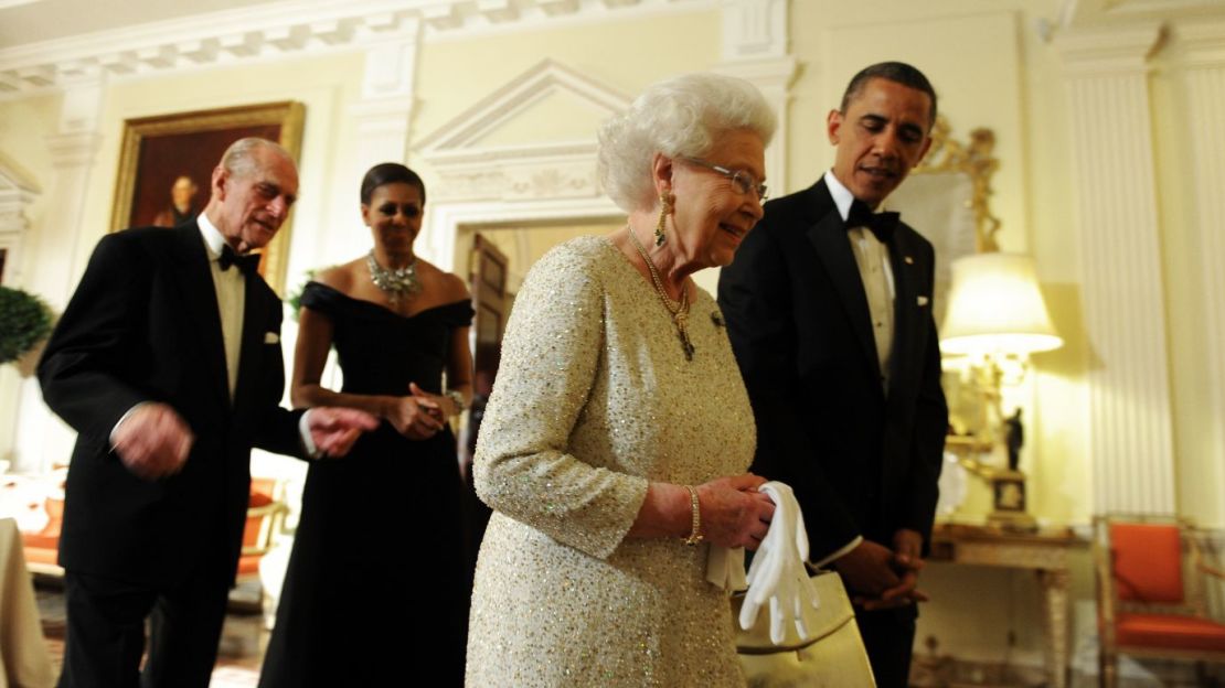 Barack Obama: "Hay una última cosa que debo mencionar que me encanta de Gran Bretaña y es la reina", dijo Obama al final de su conferencia de prensa conjunta con el primer ministro británico Gordon Brown durante una visita al Reino Unido en 2009. "Y por eso tengo muchas ganas de reunirme con ella por primera vez esta tarde (...). Creo que en la imaginación de la gente de todo Estados Unidos, creo que lo que la Reina representa y su decencia y su civismo, lo que ella representa, es muy importante". Más tarde, durante una recepción para los líderes del G20, se vio a Michelle Obama dar el inusual paso de poner su mano brevemente en la espalda de la reina. Esto iba en contra del protocolo, pero la monarca parecía haber extendido su mano primero y no parecía molesta por el gesto de la primera dama.