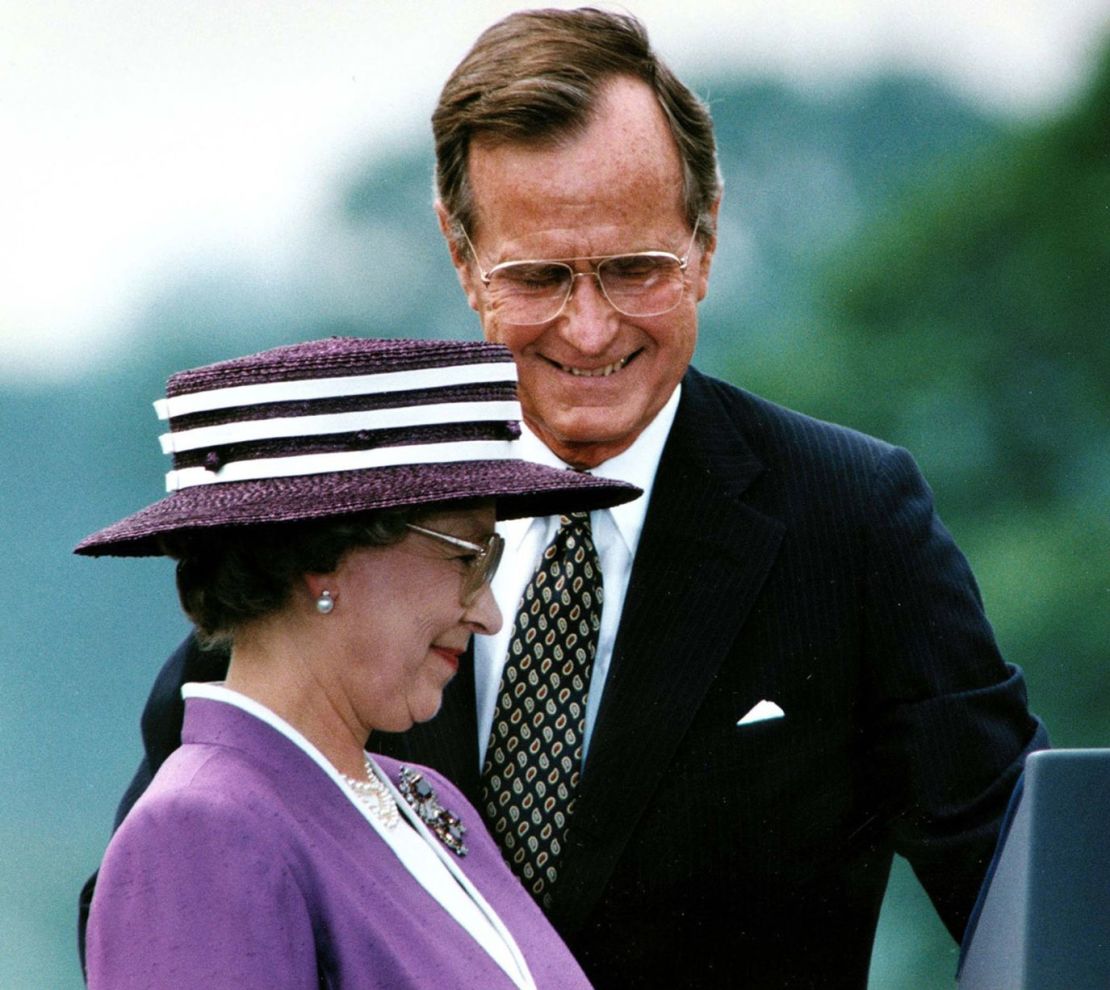 George H.W. Bush visitó a la reina en el Palacio de Buckingham en 1989, y en mayo de 1991 fue invitada de honor a una cena de estado en la Casa Blanca. Ambos intercambiaron comentarios sobre el legado de derechos humanos y del estado de derecho que Gran Bretaña había legado a Estados Unidos. Mientras tanto, la reina habló de sus anteriores visitas a la Casa Blanca y de la historia de las relaciones diplomáticas entre ambos países. Bush dijo durante su discurso de bienvenida: "Tenemos muchas cosas en común. Los estadounidenses comparten el amor de la reina por los caballos (...). Sobre todo, lo que une a nuestros países es menos un lugar que una idea. La idea que durante casi 400 años ha sido la herencia de Estados Unidos y el legado de Inglaterra: el legado de la democracia, el estado de derecho y los derechos humanos básicos".