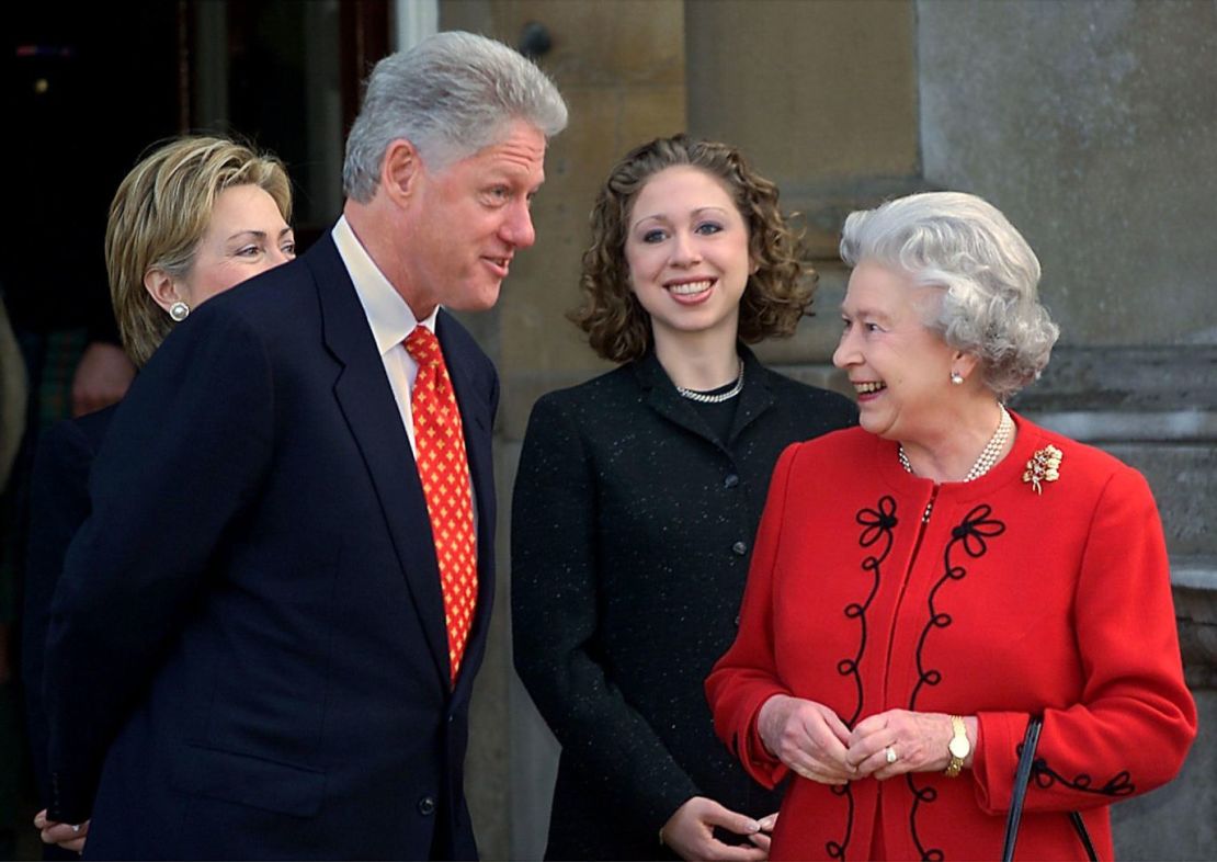 Bill Clinton: Clinton se reunió con la reina más de una vez durante su mandato. Dijo: "Es una mujer muy inteligente que sabe mucho del mundo (...). Siempre me maravilla, cuando nos reunimos, la agudeza con la que juzga los acontecimientos humanos. Creo que es una persona impresionante. Me gusta mucho". Durante un viaje a Europa en el año 2000, Clinton dijo que se había dado cuenta de que, aunque el pelo de la reina se había vuelto gris, tenía lo que él describió como "ojos juveniles". Añadió: "Tiene esos ojos azul bebé, simplemente penetrantes".