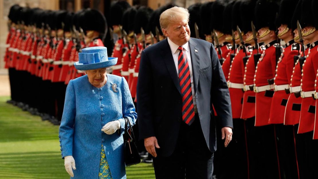 Donald Trump: en 2019, la reina recibió a los Trump en una visita oficial de Estado que incluyó una cena en el Palacio de Buckingham. En una entrevista con Fox News justo después del viaje a Londres, Trump calificó a la reina de "dama increíble" y dijo que se habían divertido mucho juntos. Sin embargo, a algunos miembros del público y la prensa británicos no les hizo ninguna gracia que Trump pasara brevemente por delante de la reina durante una inspección ceremonial de las tropas en el castillo de Windsor. La monarca tuvo que dar un incómodo paso al costado.