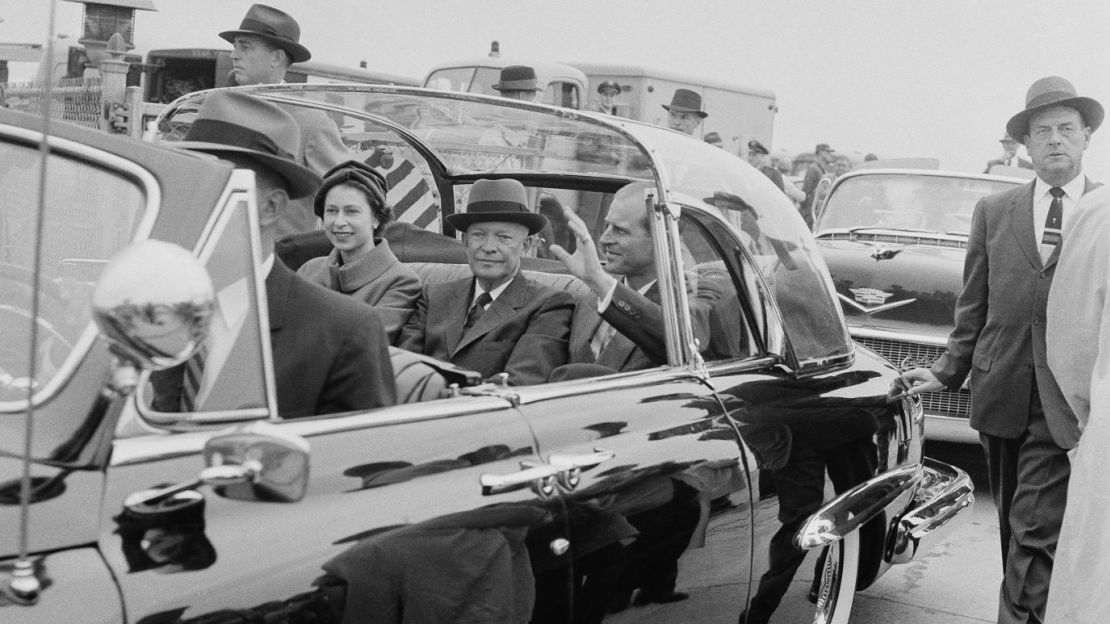 Dwight D. Eisenhower: fue el primer presidente en funciones que conoció Isabel durante su reinado y también fue su anfitrión durante su primera visita de Estado a Estados Unidos en 1957. Además se reunieron durante una visita a Canadá dos años después, en 1959. La reina dio la bienvenida a Eisenhower al país antes de que inauguraran formalmente la vía marítima del San Lorenzo con un breve crucero a bordo del yate real Britannia.