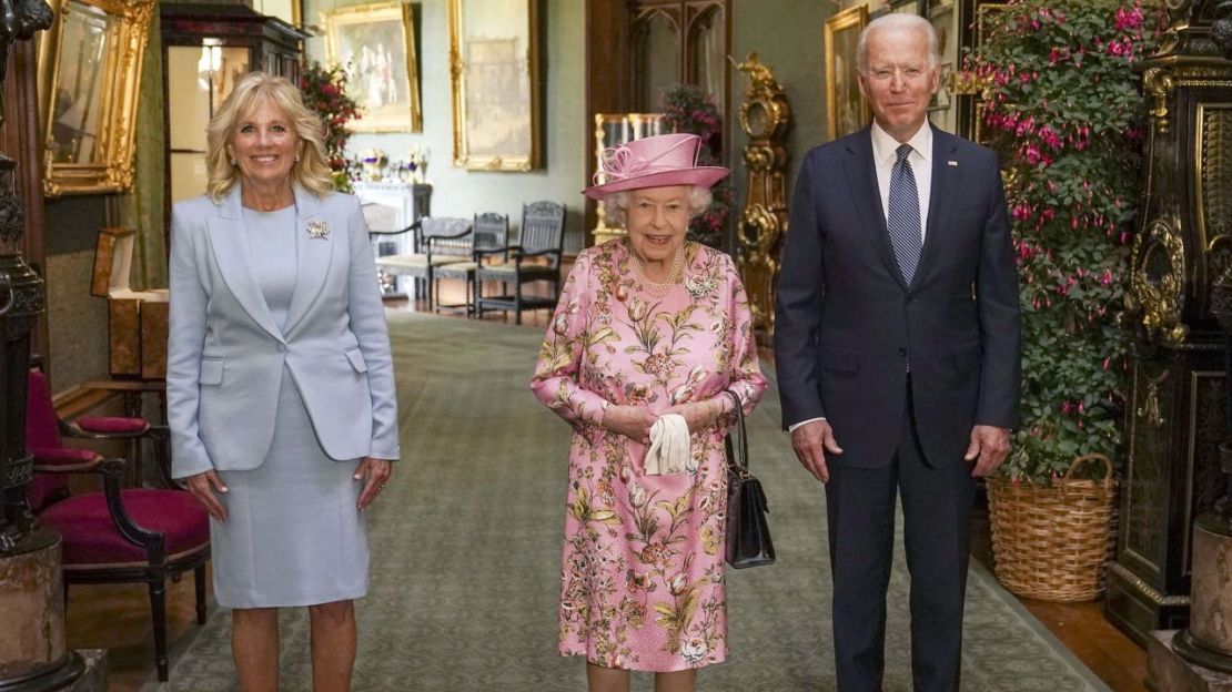 Joe Biden: se reunió por primera vez con la reina cuando era un joven senador en 1982. Volvió casi 40 años después, tras su primera cumbre del G7 como presidente. Mantuvieron conversaciones privadas en el Castillo de Windsor, y Biden dijo más tarde que le hubiera gustado poder hablar más tiempo con ella. "Fue muy generosa", dijo Biden. Dijo que no creía que ella se sintiera insultada si decía que "me recordaba a mi madre en cuanto a su aspecto y su generosidad".