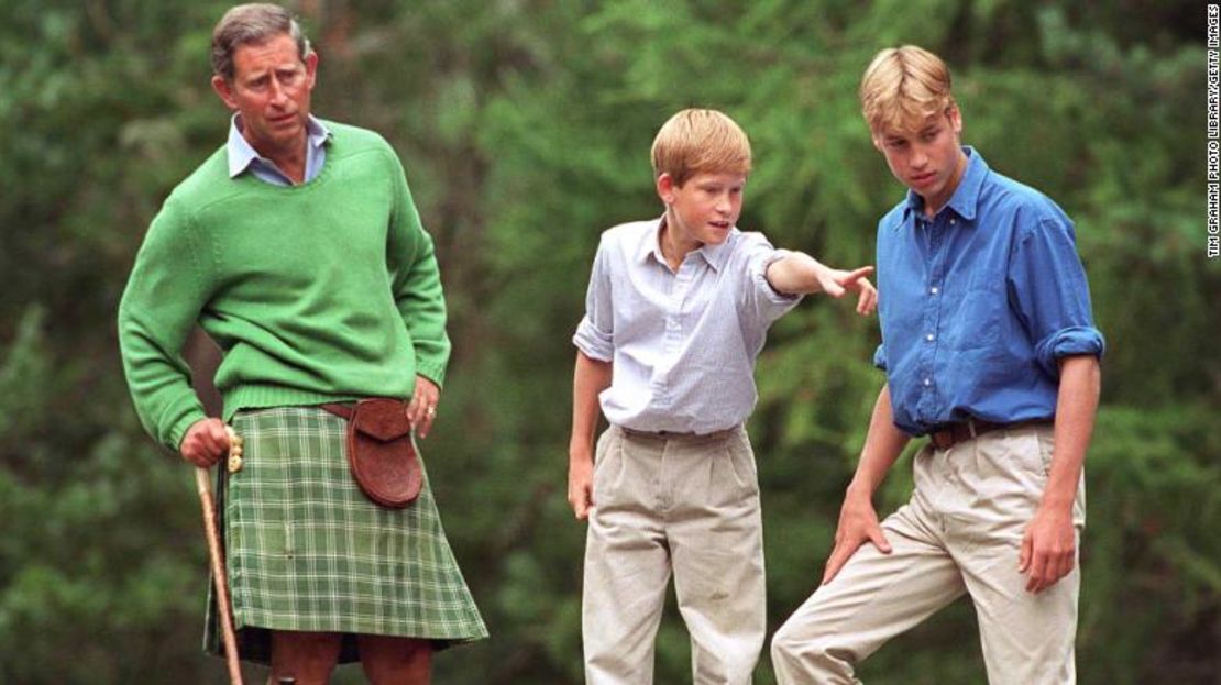 Carlos y William, en la foto con el príncipe Harry en 1997, se unieron personal y profesionalmente cuando Harry se apartó de sus obligaciones reales en 2020.