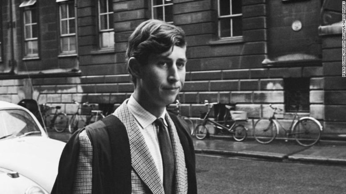 Carlos pasea por Cambridge en 1967 cuando comenzó sus estudios en el Trinity College.