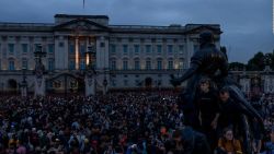 CNNE 1264926 - una multitud llora a la reina isabel ii en las calles de londres