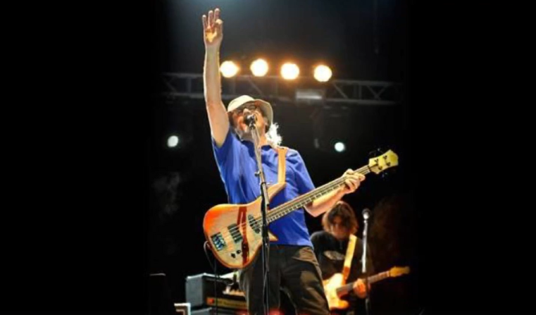 El célebre vocalista Marciano Cantero, de la banda argentina de rock Enanitos Verdes, falleció el jueves 8 de septiembre, le dijo a CNN Juan Carlos Mendiry, agente del grupo.