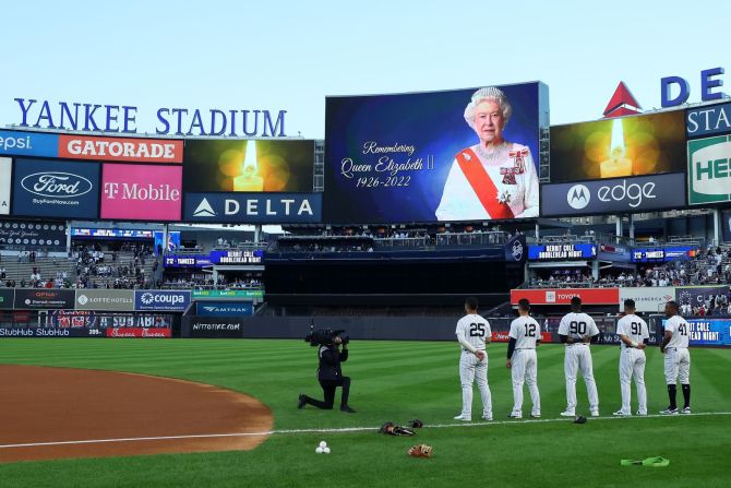 Miembros de los Yankees de Nueva York durante un momento de silencio antes de su partido contra los Twins de Minnesota en el Yankee Stadium de Nueva York. Mike Stobe/Getty Images