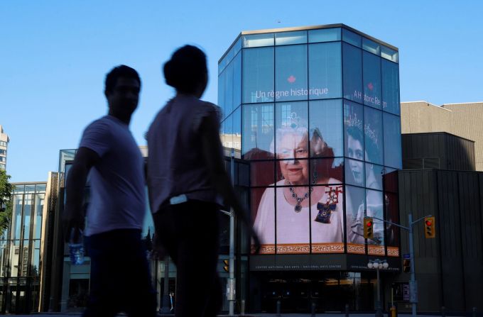 Personas caminan frente a un tributo a la reina en el Centro Nacional de las Artes en Ottawa, Canadá. Patrick Doyle/Reuters