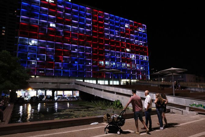 El edificio municipal de Tel Aviv en Israel se ilumina con los colores de la bandera británica como señal de solidaridad con la familia real tras el fallecimiento de la reina Isabel II. Jack Guez/AFP/Getty Images