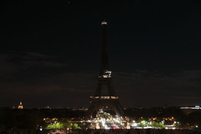 Las luces de la Torre Eiffel en París se apagan en honor a la reina. Geoffroy Van Der Hasselt/Agencia Anadolu/Getty Images