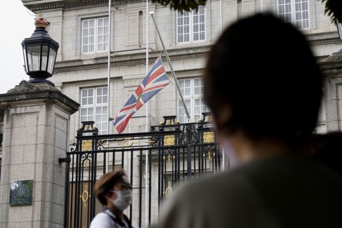 La bandera británica ondea a media asta frente a la embajada británica en Tokio. Eugene Hoshiko/AP