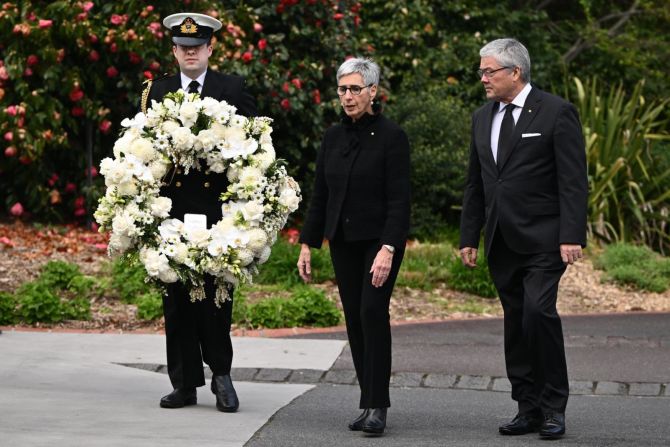 La gobernadora de Victoria, Linda Dessau, y su esposo, Anthony Howard, llegan para depositar una ofrenda floral a las puertas de la Casa de Gobierno en Melbourne, Australia. Joel Carrett/AAP Image/Reuters