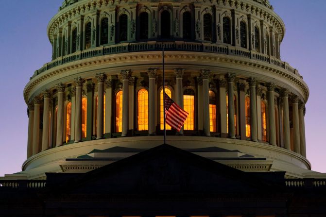 La bandera estadounidense ondea a media asta sobre el Capitolio de Estados Unidos en Washington. Jacquelyn Martin/AP