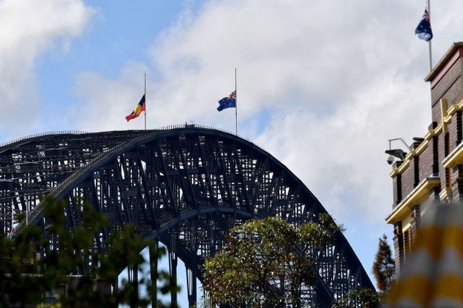 Las banderas ondean a media asta en el puente del puerto de Sídney tras la muerte de la reina Isabel II, en Sídney, Australia, el viernes 9 de septiembre. Bianca De Marchi/AAP/Reuters