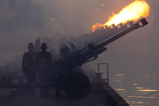 Una salva de 96 cañonazos del Ejército de Nueva Zelandia en el paseo marítimo de Wellington por el fallecimiento de la Isabel II de Gran Bretaña el 9 de septiembre. Marty Melville/AFP/Getty Images