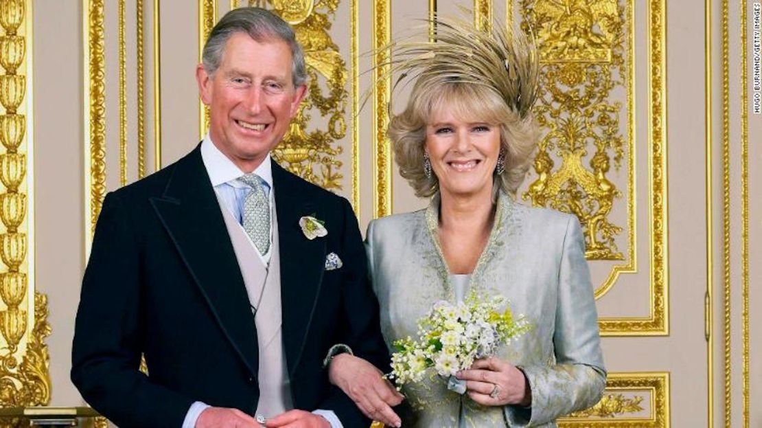 Carlos y su esposa Camila posan en el Salón Blanco del Castillo de Windsor después de la ceremonia de su boda el 9 de abril de 2005 en Windsor, Inglaterra.