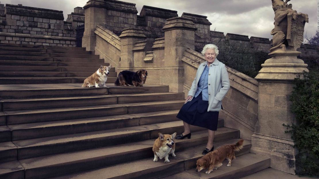 Isabel II fotografiada en abril de 2016 con sus perros en el castillo de Windsor.