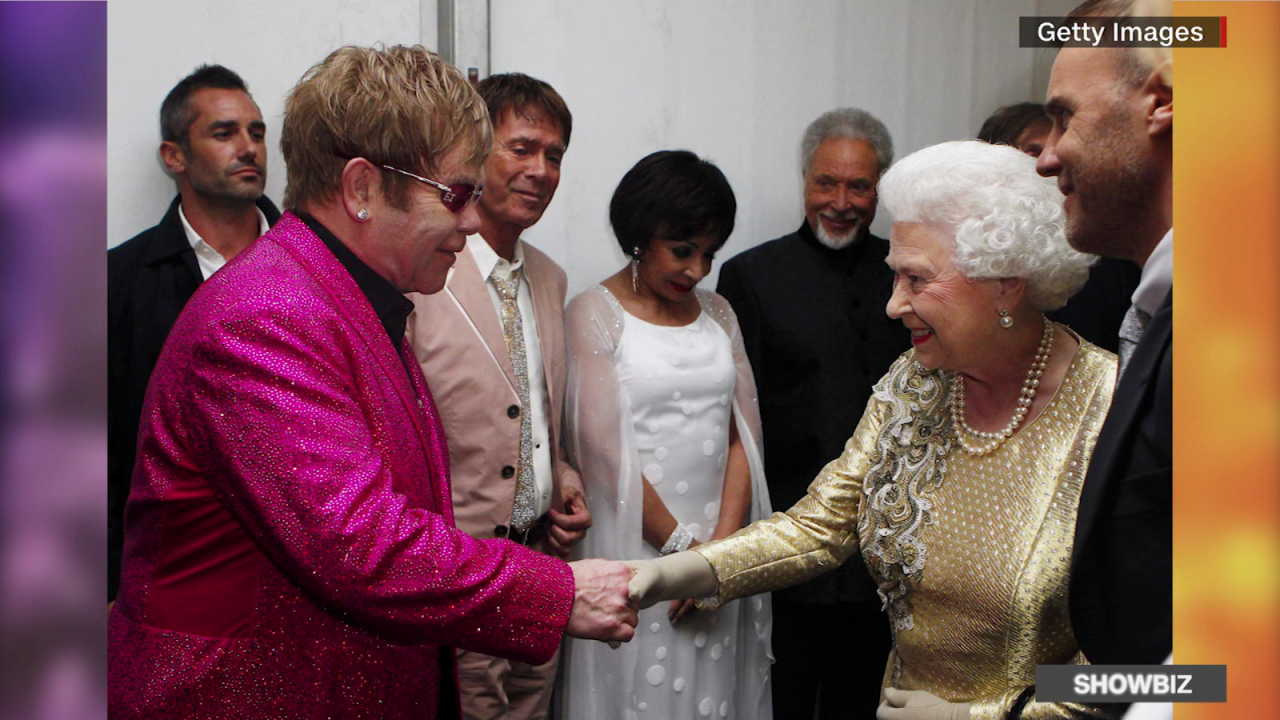 CNNE 1265348 - elton john y paul mccartney, entre las presentaciones mas notables para la reina isabell ii