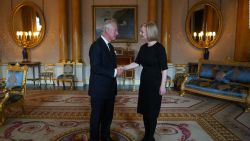 CNNE 1265503 - asi fue la primera reunion entre carlos iii y liz truss