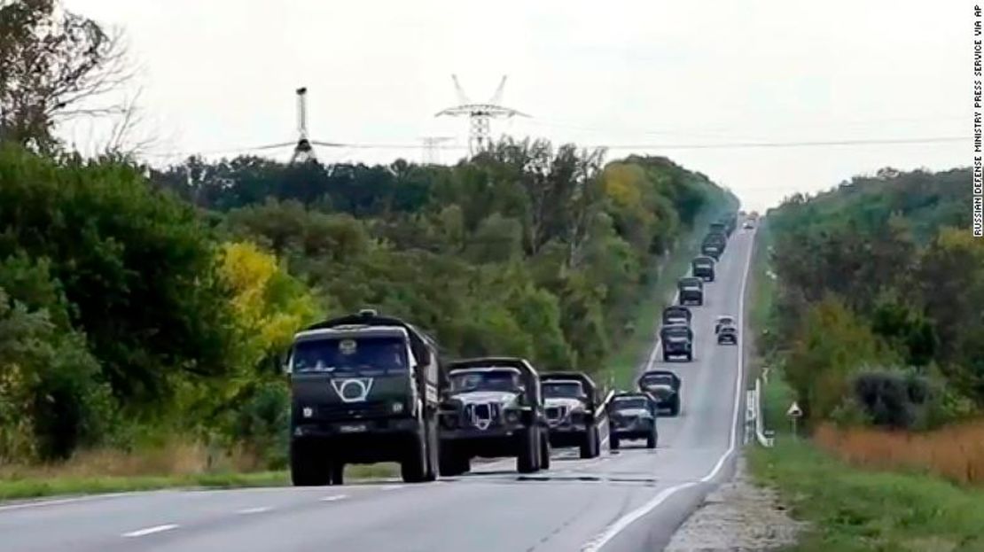 Los vehículos militares rusos se dirigen a Járkiv el 9 de septiembre.