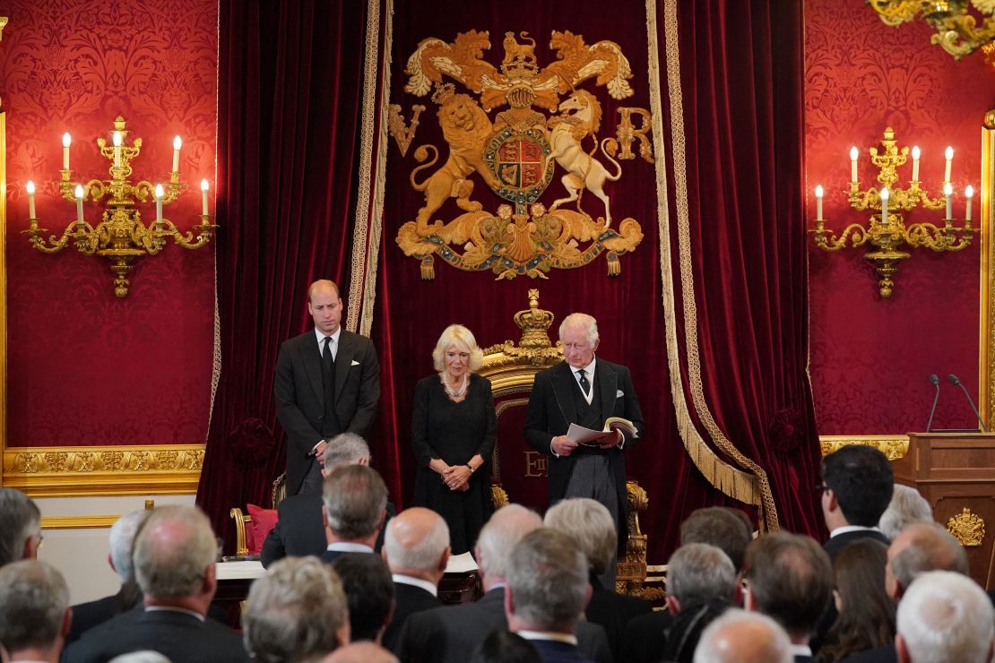 El rey Carlos III del Reino Unido habla en el Salón del Trono del Palacio de St. James durante el Consejo de Adhesión en Londres el sábado. Junto a él estaban su hijo, el príncipe William, y su esposa Camilla, la reina consorte.