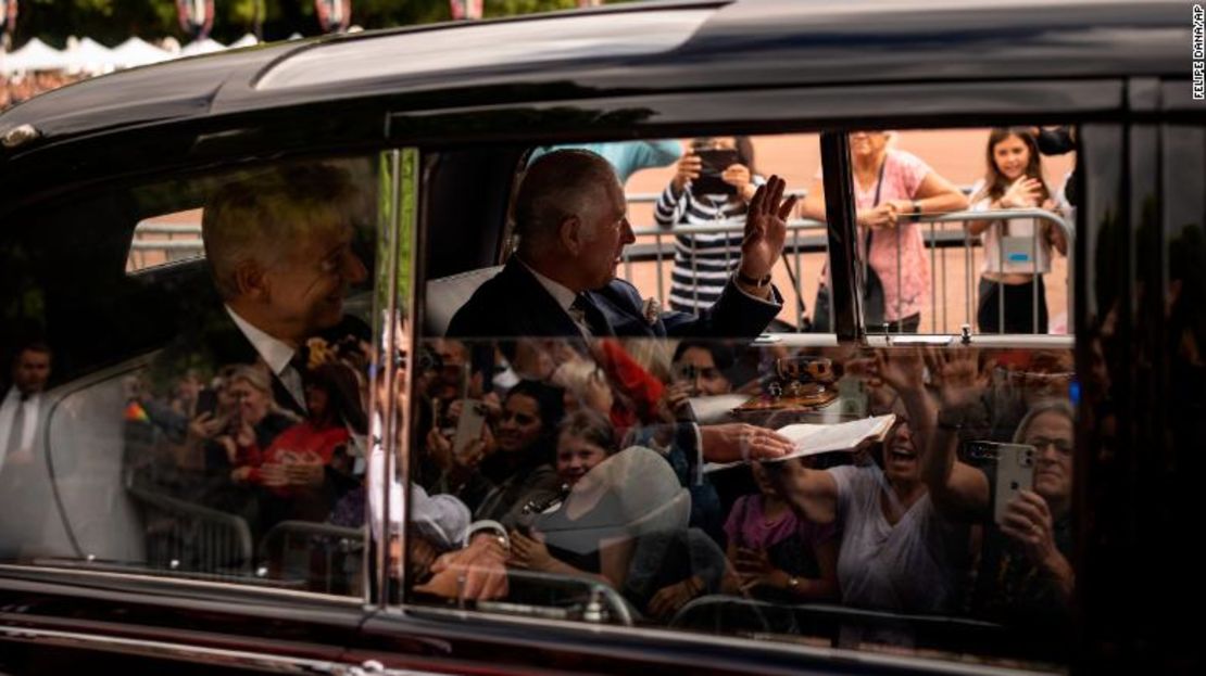 Carlos III saluda al momento de su llegada al Buckingham Palace.