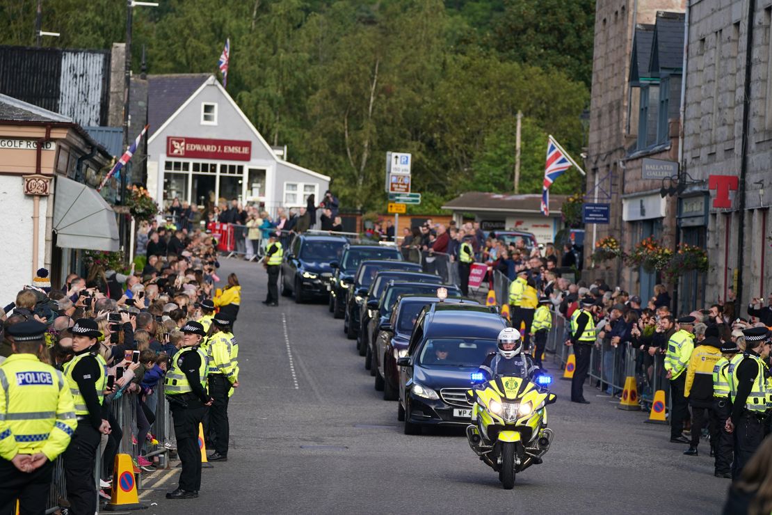 El cortejo real pasa por Ballater en su viaje a Edimburgo.