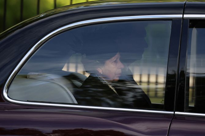 La hija de la reina, la princesa Ana, acompaña al coche fúnebre que lleva el féretro de su madre cuando sale del castillo de Balmoral.