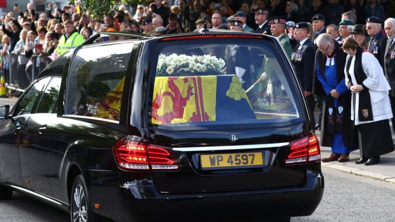 La gente se alinea en la calle mientras el coche fúnebre que lleva el féretro de la reina Isabel II pasa por Ballater, Escocia, el 11 de septiembre.