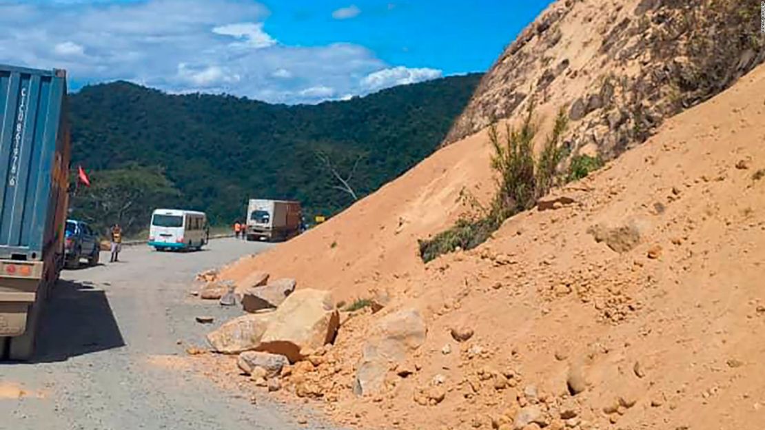 Los escombros se encuentran esparcidos a lo largo de una carretera luego de un deslizamiento de tierra cerca de la ciudad de Kainantu, trae un terremoto de magnitud 7,6 en el noreste de Papúa Nueva Guinea el domingo 11 de septiembre de 2022.