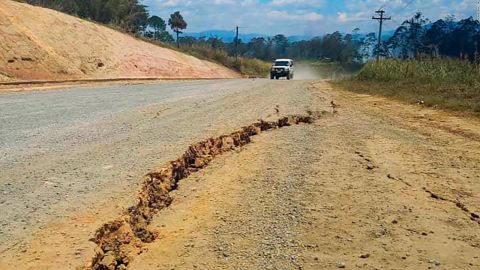 Una gran grieta en una carretera cerca de la ciudad de Kainantu, luego de un terremoto de magnitud 7,6 en el noreste de Papúa Nueva Guinea el domingo 11 de septiembre de 2022.