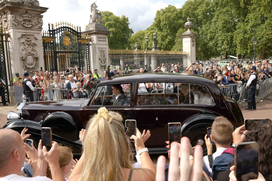 El público se reúne para ver al rey Carlos III de Gran Bretaña llegar en automóvil al Palacio de Buckingham en Londres el 11 de septiembre.