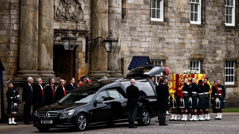 Soldados del Regimiento Real de Escocia portan el féretro de la reina Isabel II al llegar al Palacio de Holyroodhouse en Edimburgo, Escocia, Gran Bretaña, el 11 de septiembre.