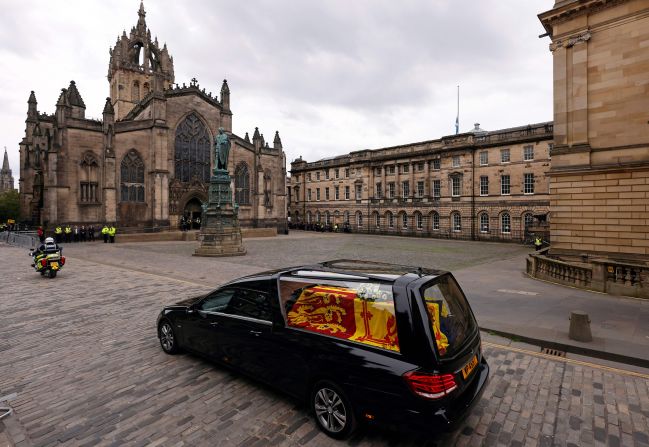 El coche fúnebre que lleva el féretro de la reina Isabel II es conducido a través de Edimburgo hacia el Palacio de Holyroodhouse este domingo, después de un viaje de seis horas desde el castillo de Balmoral, donde la monarca murió a los 96 años.