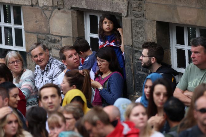 La famosa Royal Mile de Edimburgo estaba llena de gente que esperaba el paso del cortejo fúnebre para verlo pasar este domingo antes de su entrada al palacio de Holyroodhouse.