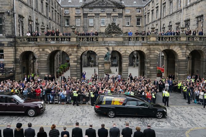 Las multitudes observaron el cortejo real en Edimburgo, que antes había pasado por los pueblos de Ballater, Aberdeen y Dundee.