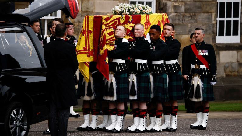 Soldados del Regimiento Real de Escocia portan el féretro de la reina Isabel II al llegar al Palacio de Holyroodhouse en Edimburgo, Escocia, Gran Bretaña.