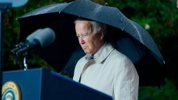 El presidente Joe Biden permanece de pie durante un momento de silencio durante una ceremonia en el Pentágono el 11 de septiembre de 2022, para honrar y recordar a las víctimas de los ataques terroristas del 11 de septiembre.