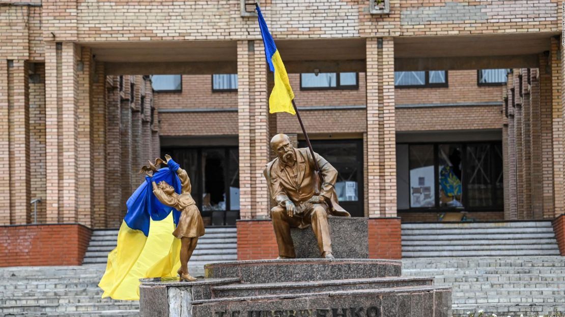 Banderas ucranianas colocadas en estatuas en una plaza de Balakliya el sábado.