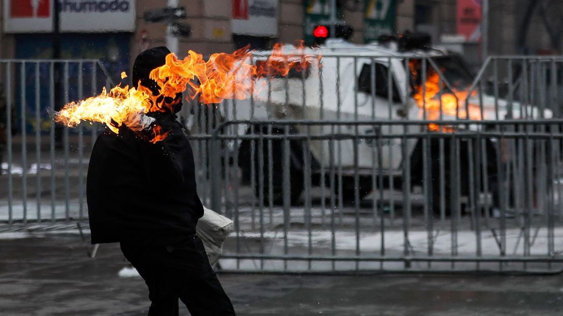 Un manifestante se enfrenta con policías antidisturbios durante la conmemoración del 49 aniversario del golpe de Estado militar de Augusto Pinochet el 11 de septiembre de 2022. Foto de JAVIER TORRES/AFP vía Getty Images