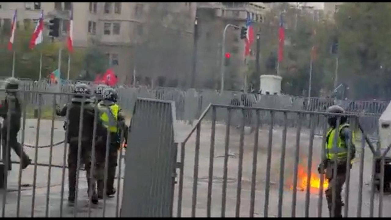 CNNE 1265931 - incidentes frente al palacio de la moneda y saqueos en chile