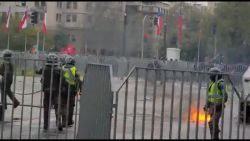 CNNE 1265931 - incidentes frente al palacio de la moneda y saqueos en chile