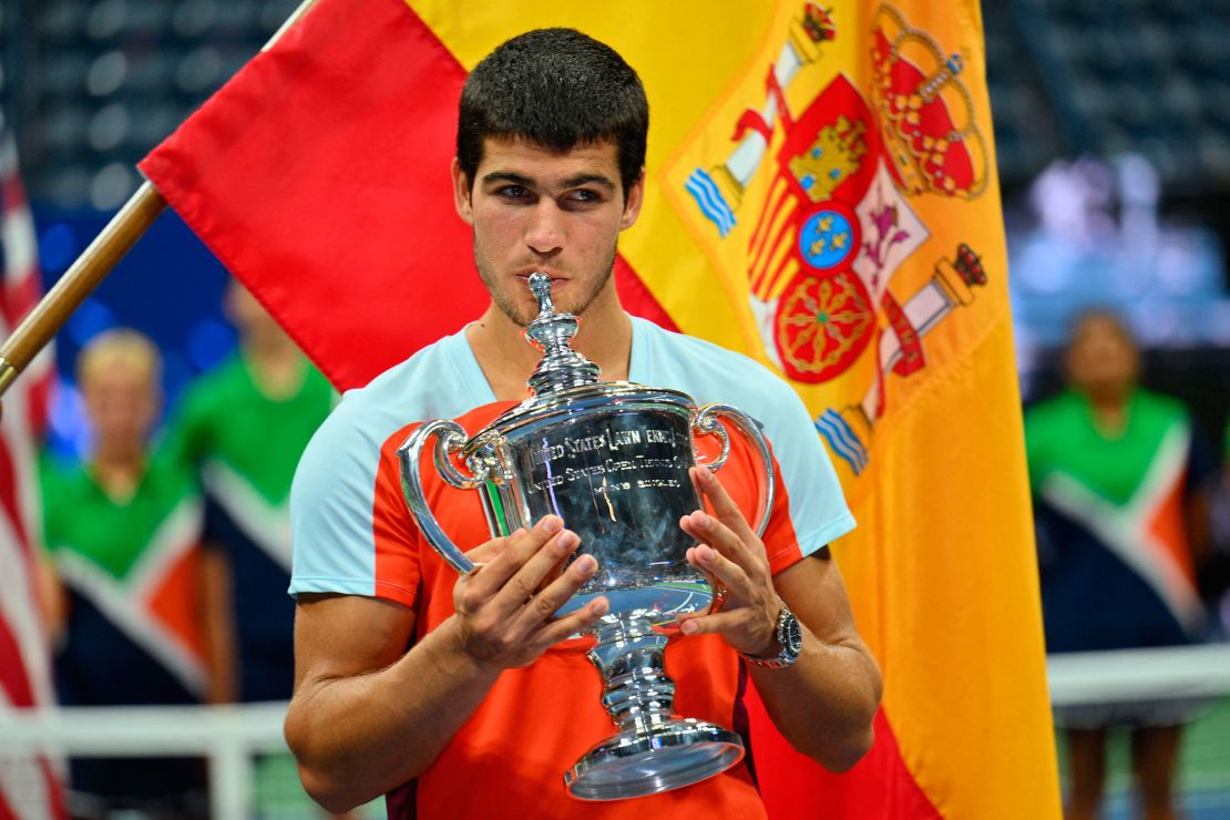 El español Carlos Alcaraz celebra con el trofeo el 11 de septiembre de 2022. Crédito: ANGELA WEISS/AFP vía Getty Images