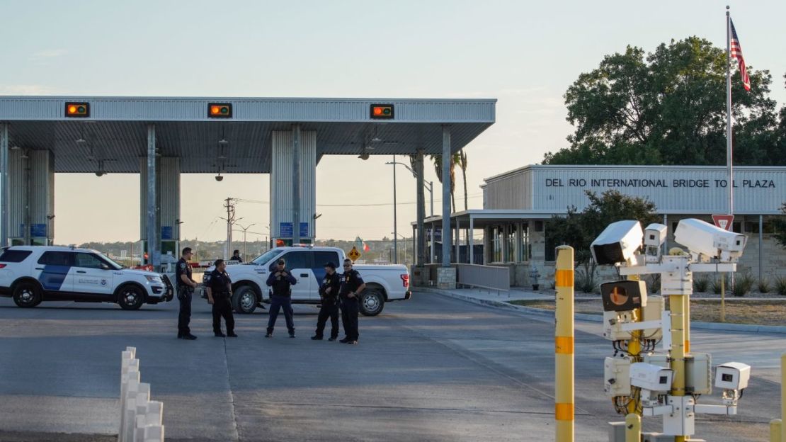 Agentes de Aduanas y Protección Fronteriza de EE.UU. vigilan la entrada al Puente Internacional Del Río en la frontera entre EE.UU. y México en Del Río, Texas, el 17 de septiembre de 2021.