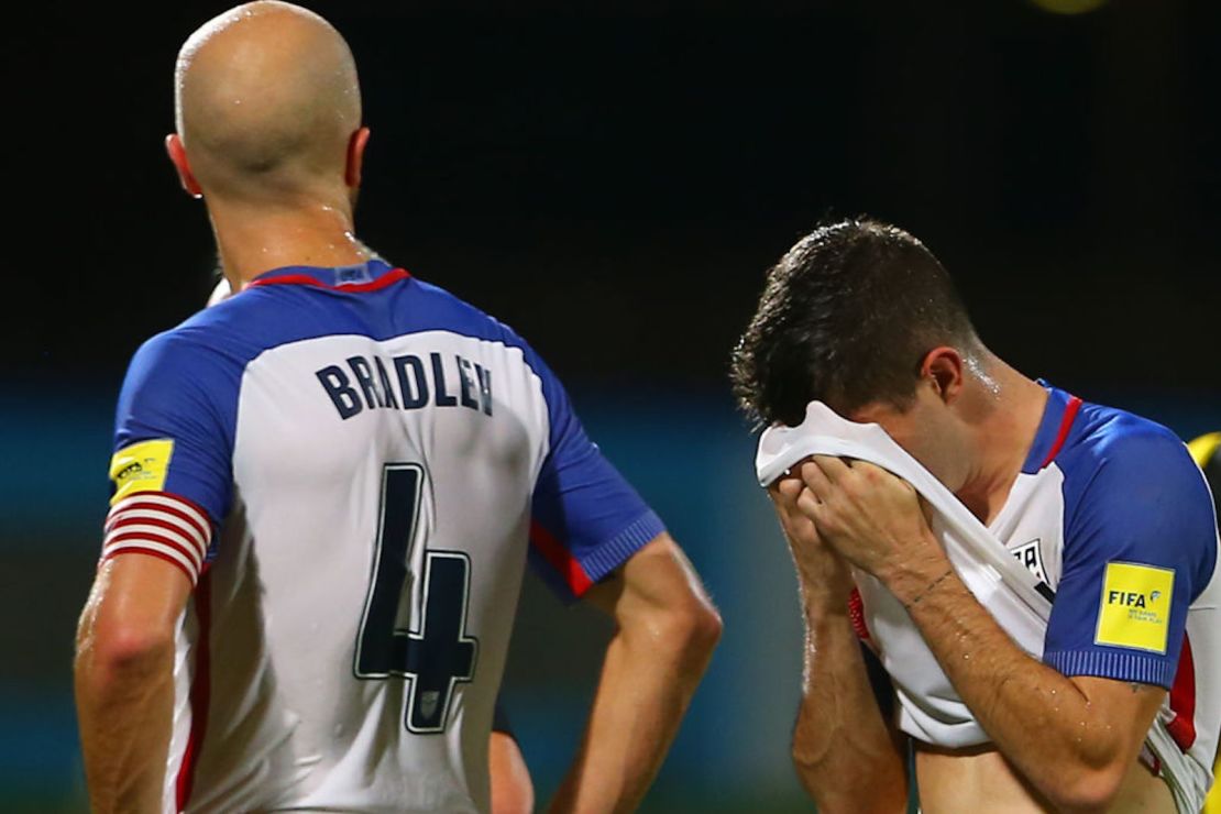 Michael Bradley (L) y Christian Pulisic (R) de la selección masculina de Estados Unidos reaccionan a su derrota contra Trinidad y Tobago durante el partido de clasificación para la Copa Mundial de la FIFA entre Trinidad y Tobago en el Estadio Ato Boldon el 10 de octubre de 2017 en Couva, Trinidad y Tobago.