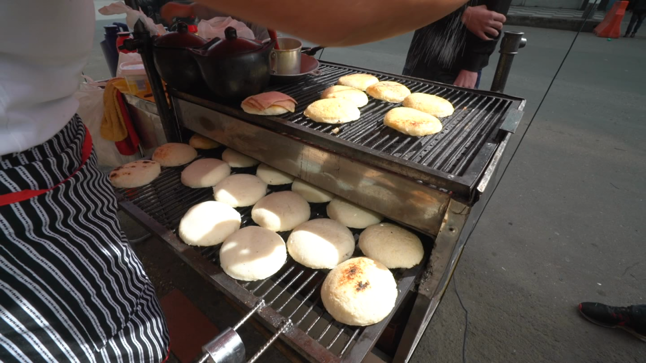 CNNE 1266142 - colombia importa el 70% del maiz que usa para sus arepas