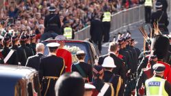 CNNE 1266170 - carlos iii encabeza la procesion funebre de la reina isabel ii en edimburgo