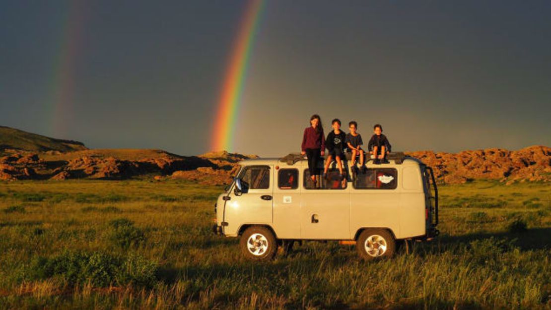 Lemay y Pelletier dicen que el viaje ha reforzado el vínculo entre sus cuatro hijos, vistos aquí en Mongolia. Crédito: Edith Lemay