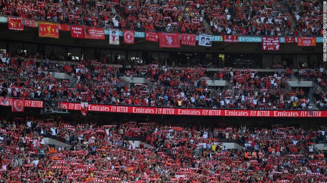 Los aficionados del Liverpool celebran la obtención de la Copa de la FA de 2022.