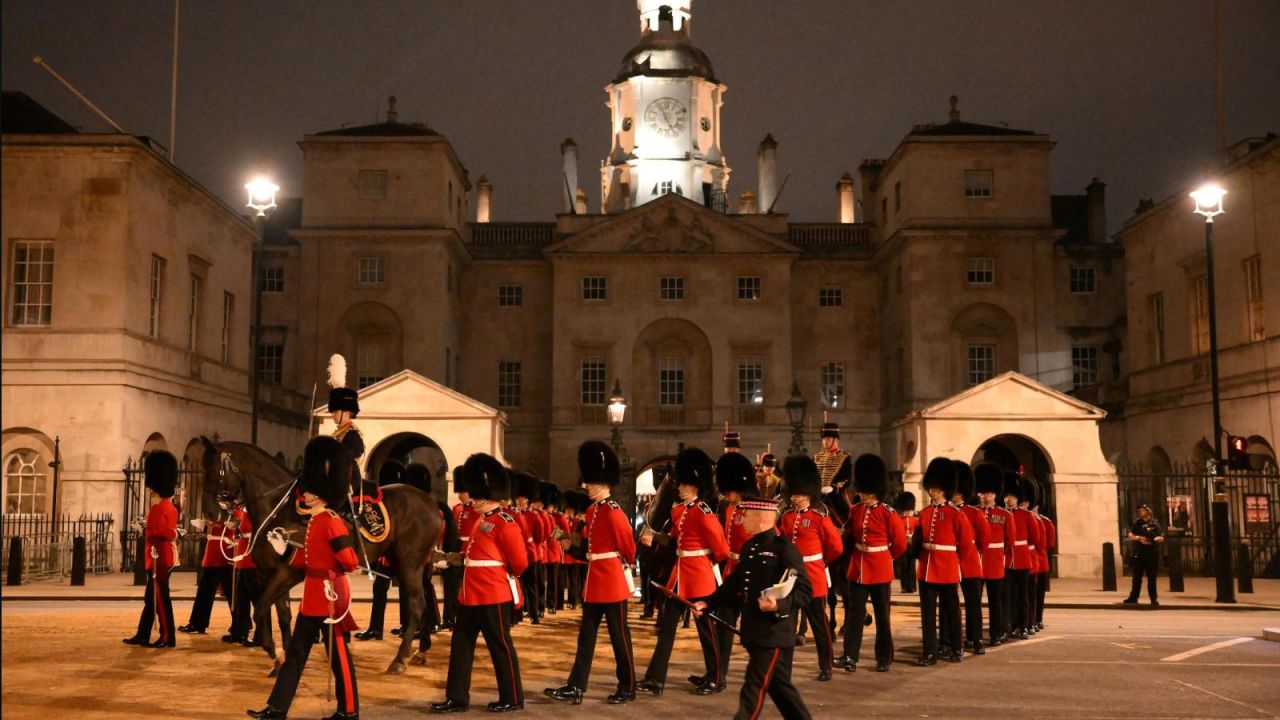 CNNE 1266770 - asi se organiza la procesion de la reina en londres